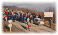 Bildung einer Menschenkette zur Rettung des &Ouml;chsenberges 20.02.1990
